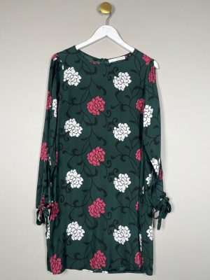 Pieszak str. 36 <br/> grøn kjole med blomster