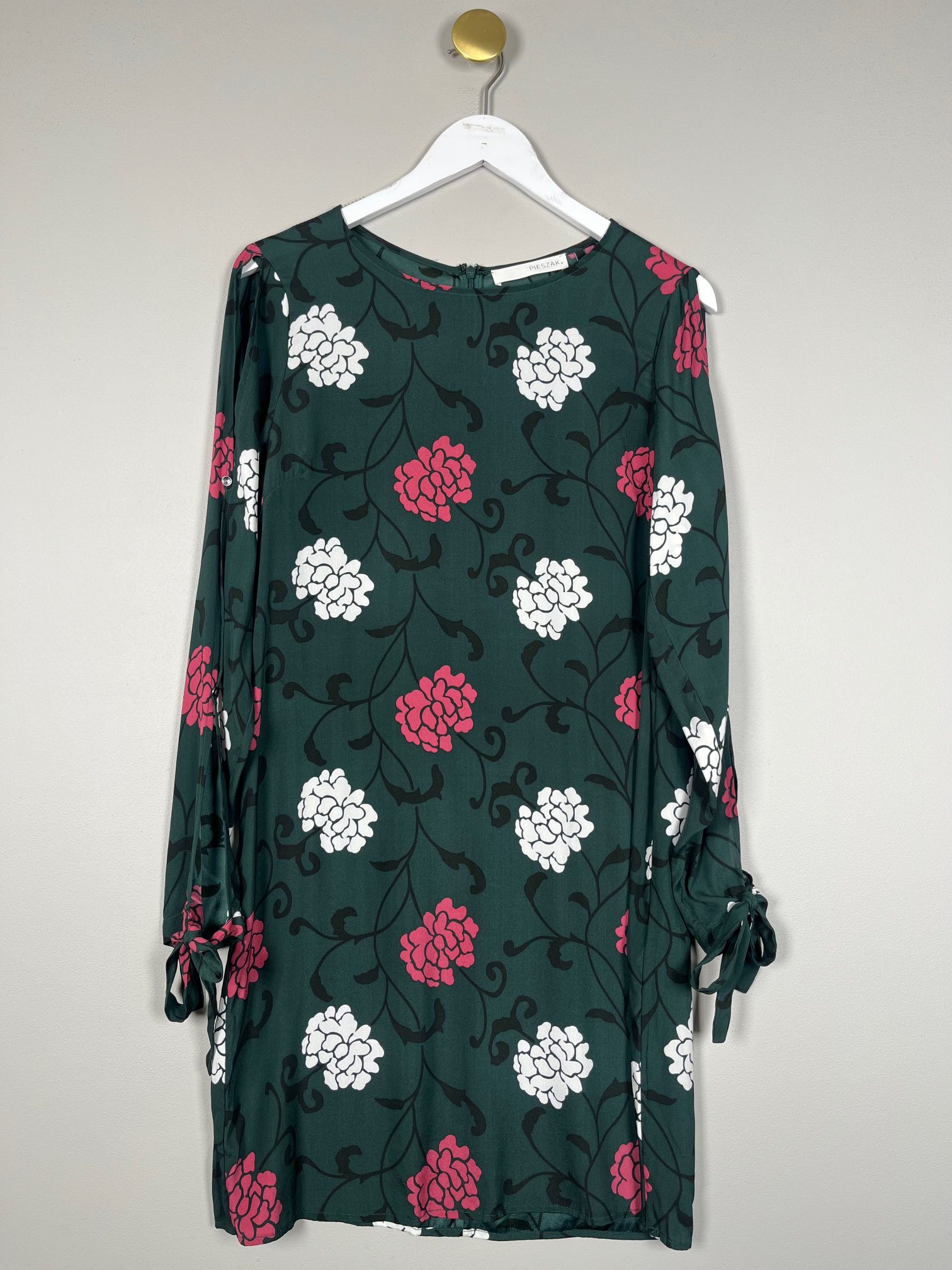 Pieszak str. 36 <br/> grøn kjole med blomster