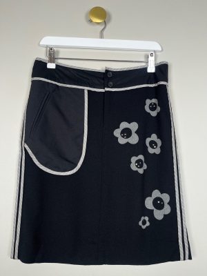 Rützou str. 38 <br/> sort nederdel med blomster