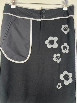 Rützou str. 38 <br/> sort nederdel med blomster