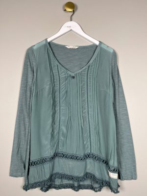 Odd Molly str. M <br/> grøn bluse med hulmønster forneden