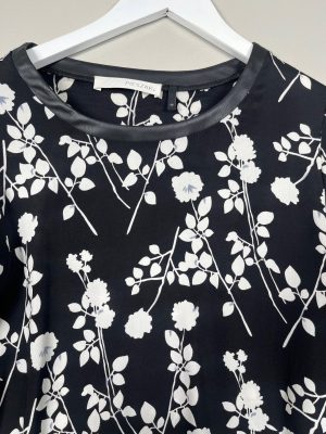 Pieszak str. 36 <br/> sort bluse med hvide blomster