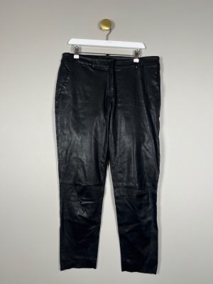 Five Units str. 30 <br/> sorte læderbukser