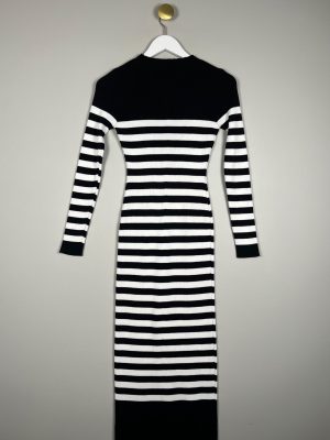 Offwhite sort stribet tight kjole med lange ærmer