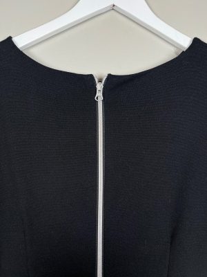 Fanth sort kjole med lynløs detalje str. L