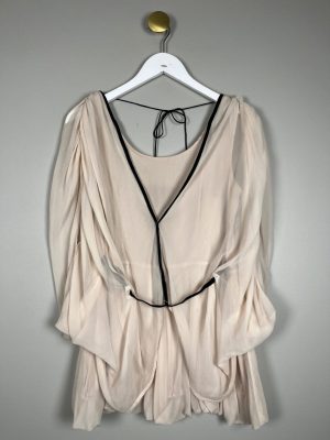 Silketop i beige m. sort bindebånd str. 36