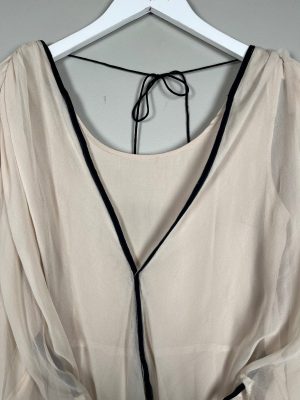 Silketop i beige m. sort bindebånd str. 36