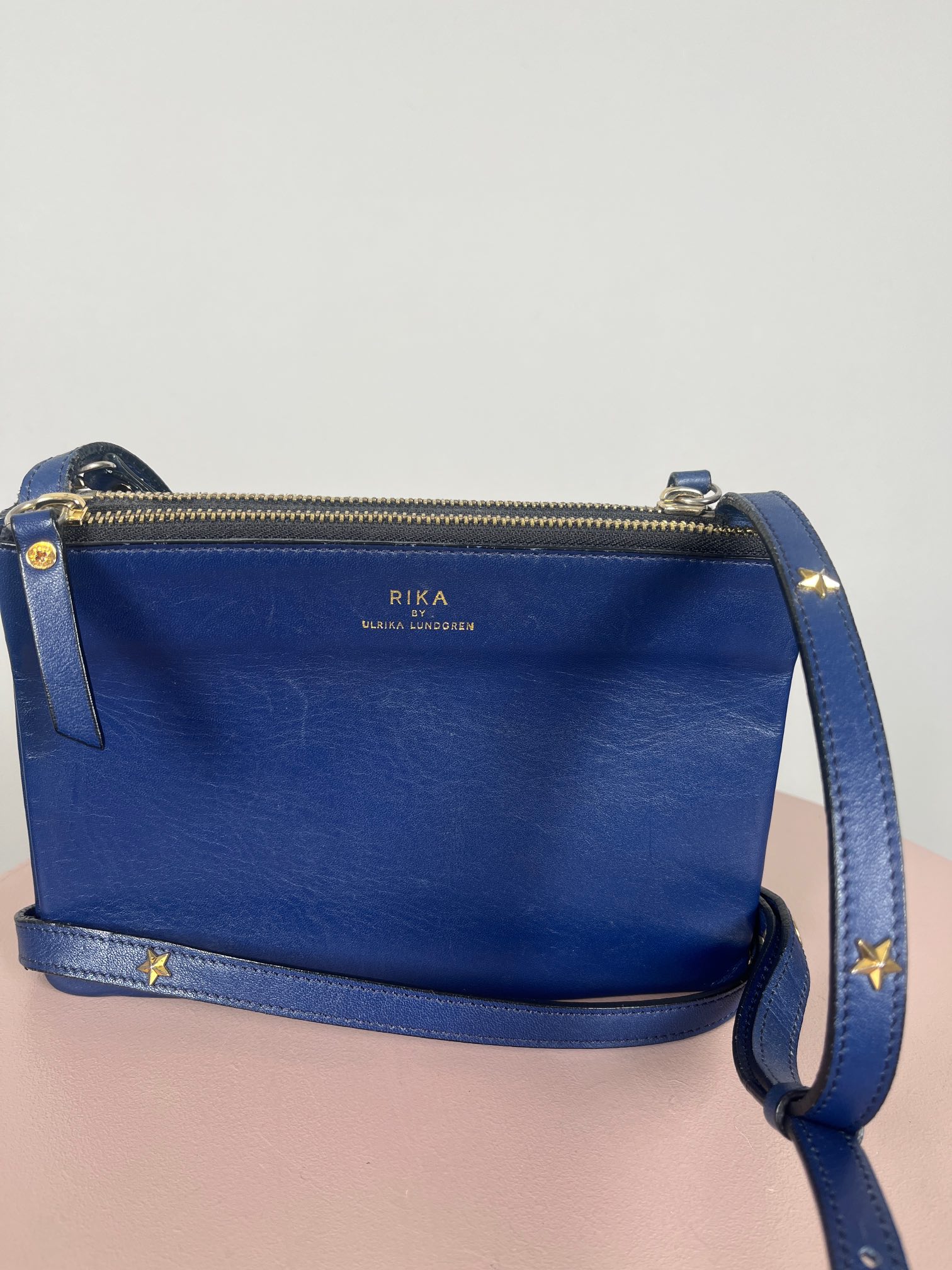 Rika by Ulrika Lundgren blå skuldertaske med 3 rum