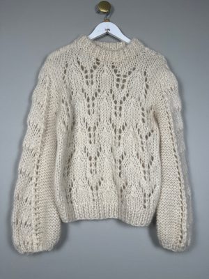 Ganni str. M <br/> råhvid strikbluse i mohairuld