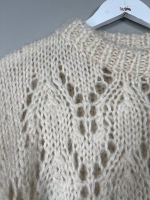 Ganni str. M <br/> råhvid strikbluse i mohairuld