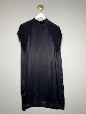 Dawn x Dare str. S <br/> sort blank kjole med frynset kort ærme