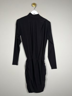 Gestuz str. XS <br/> sort kjole med raffineret detalje i nederste del