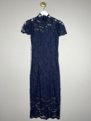 Ganni str. 36 <br/> marineblå kjole i blonder og kort ærme