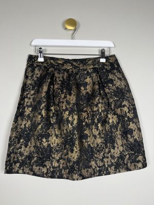 Studio str. M <br/> sort guld mønstret kort nederdel