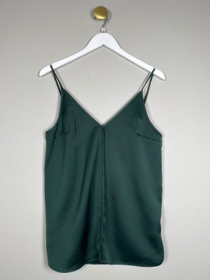 By Malene Birgern str. M <br/> blank  top I mørkegrøn taft