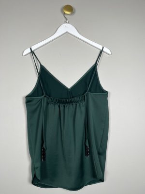 By Malene Birgern str. M <br/> blank  top I mørkegrøn taft