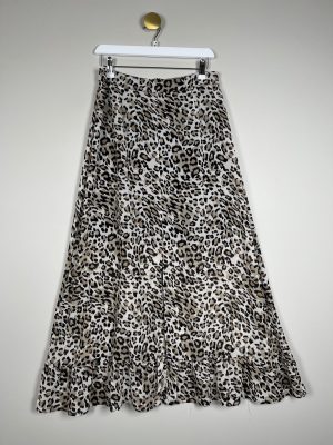 Gestuz str. M <br/> lang nederdel med slids og flæse i leopard chiffon