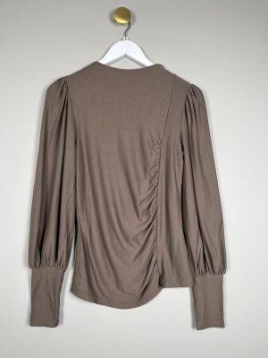 Gestuz str. XS <br/> taupe bluse med pufærmer og rynke forside