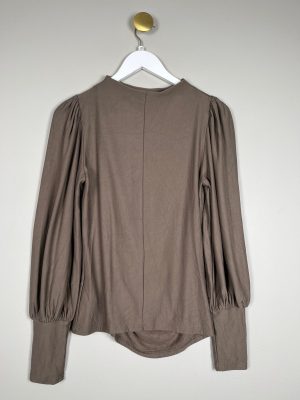 Gestuz str. XS <br/> taupe bluse med pufærmer og rynke forside