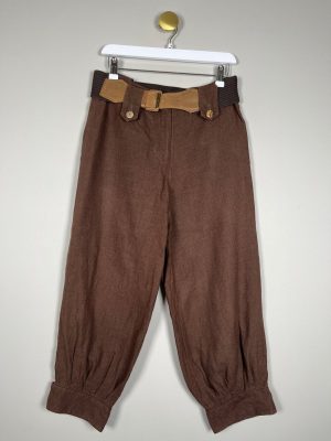 Haugland str. M <br/> brun buks med bælte og knap ved ben