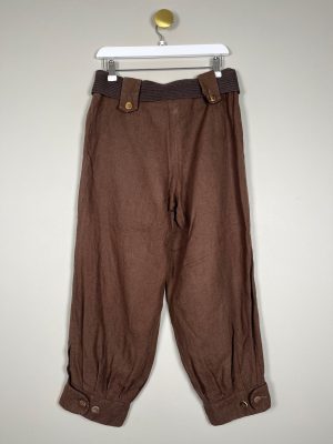 Haugland str. M <br/> brun buks med bælte og knap ved ben