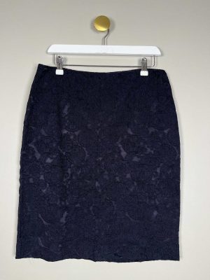 Claire str. 38 <br/> mørkeblå nederdel med mønster