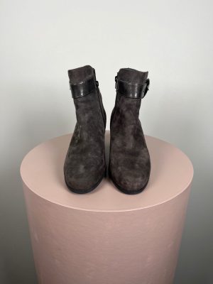 Relaxshoe str. 41 <br/> ankelstøvle med spænde i grå ruskind