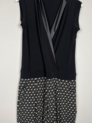 Esprit str. M <br/> sort buksedragt med mønster forneden