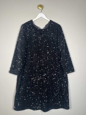 Zizzi str. 44/46 <br/> sort pailletkjole med sløjfe bagpå