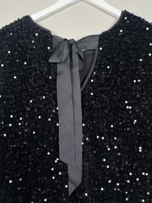 Zizzi str. 44/46 <br/> sort pailletkjole med sløjfe bagpå