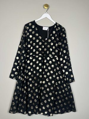 Zizzi str. 42/22 <br/> sort kjole med sølvcirkler
