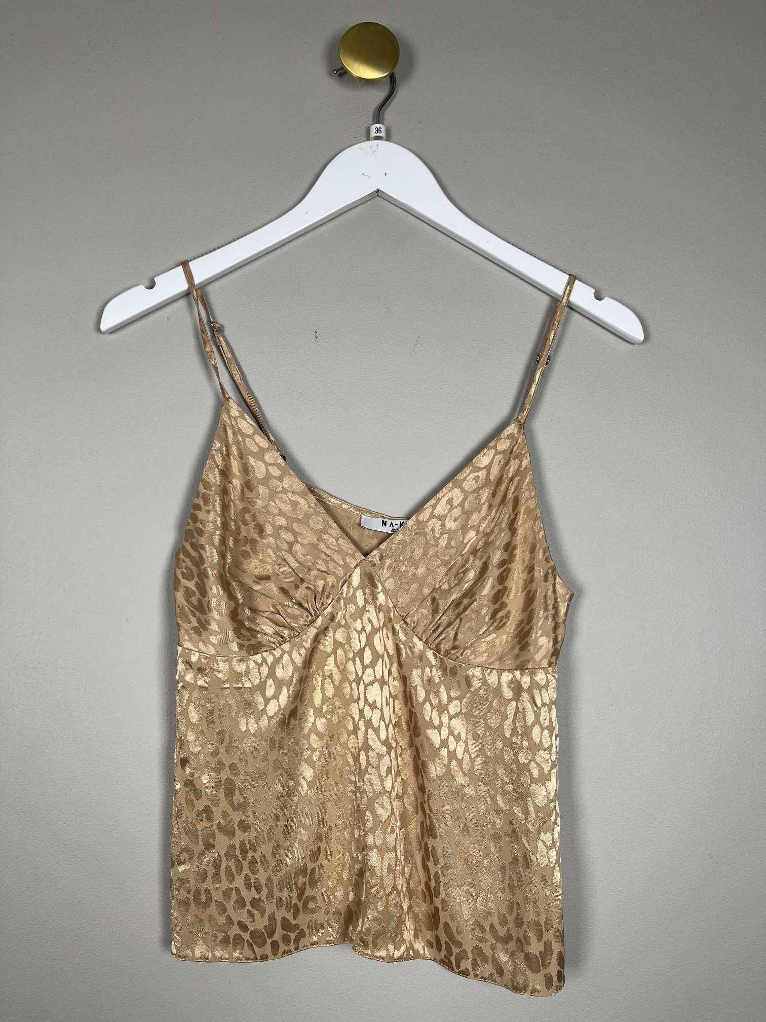 NA-KD str. 36 <br/> beige top med prægning