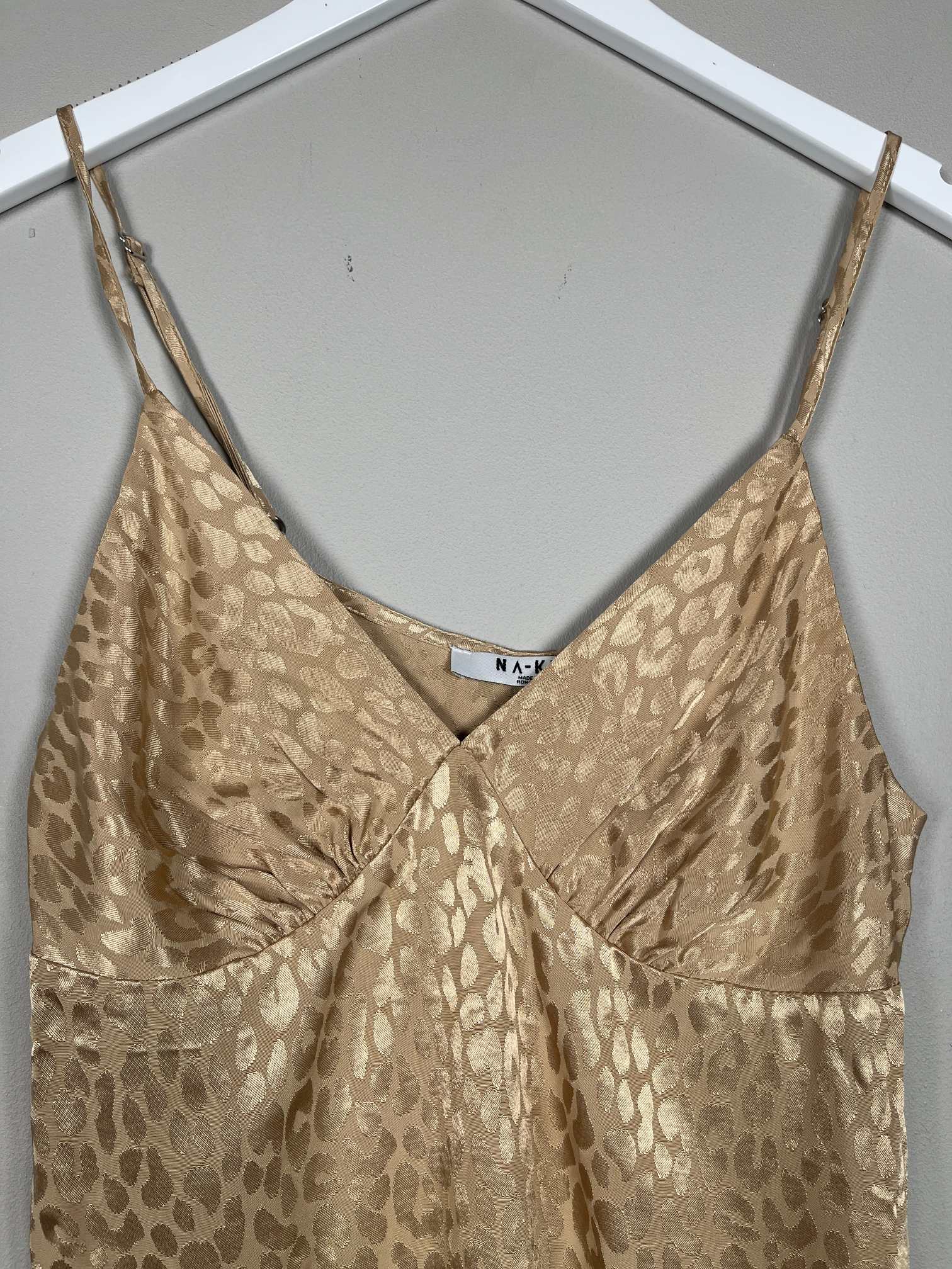 NA-KD str. 36 <br/> beige top med prægning - Billede 2