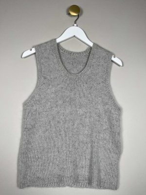 Hjemmestrikket grå vest str. S