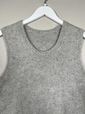 Hjemmestrikket grå vest str. S