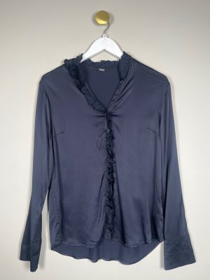 Gustav str. 36 <br/> sort bluse med flæser