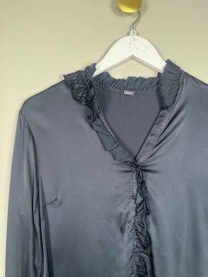 Gustav str. 36 <br/> sort bluse med flæser