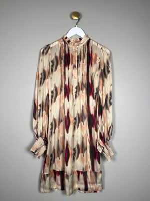 Munthe str. 36 <br/> beige laks rød kjole med læg ved hals