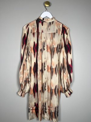 Munthe str. 36 <br/> beige laks rød kjole med læg ved hals