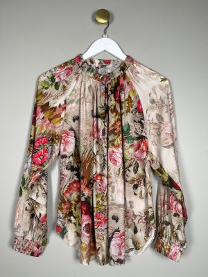 Gustav str. 36 <br/> blomstret bluse med rund hals og knap