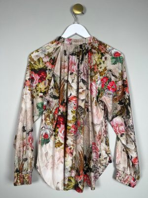 Gustav str. 36 <br/> blomstret bluse med rund hals og knap