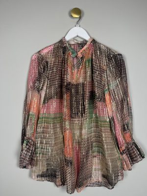 Gustav str. 36 <br/> bluse rund hals og stofknapper i rosa brun grøn og guld