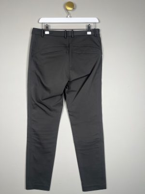 Gustav str. 36 <br/> dusty oliven buks med skrålomme