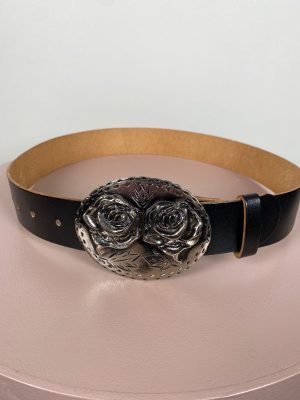 Læderbælte med stort flot spænde med roser