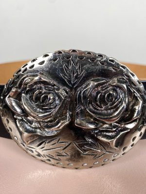 Læderbælte med stort flot spænde med roser