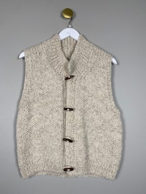 Isager Texture str. M <br/> offwhite strik vest med træknapper
