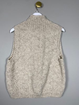 Isager Texture str. M <br/> offwhite strik vest med træknapper