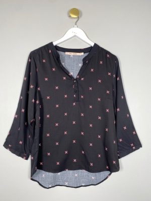 Rue Femme str. S <br/> sort langærmet bluse med mønster