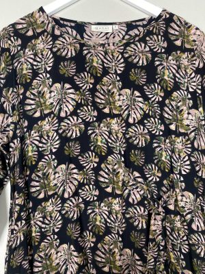 Masai str. S <br/> sort kjole med palmeblade