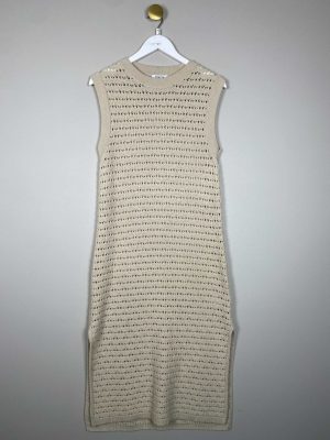 MSCH str. XS/S <br/> beige kjole med hulmønster og slids i siderne